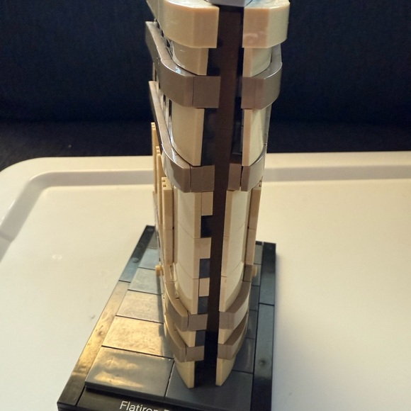 LEGO Architecture Flatiron NYC Building - Picture 2 of 7